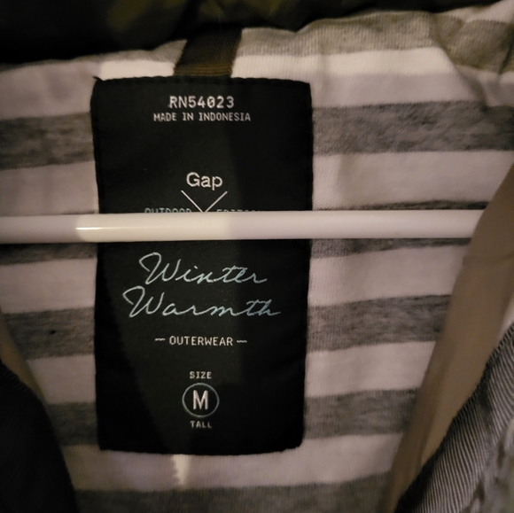 Gap puffer vest, women's size medium. NWOT. - Picture 6 of 11